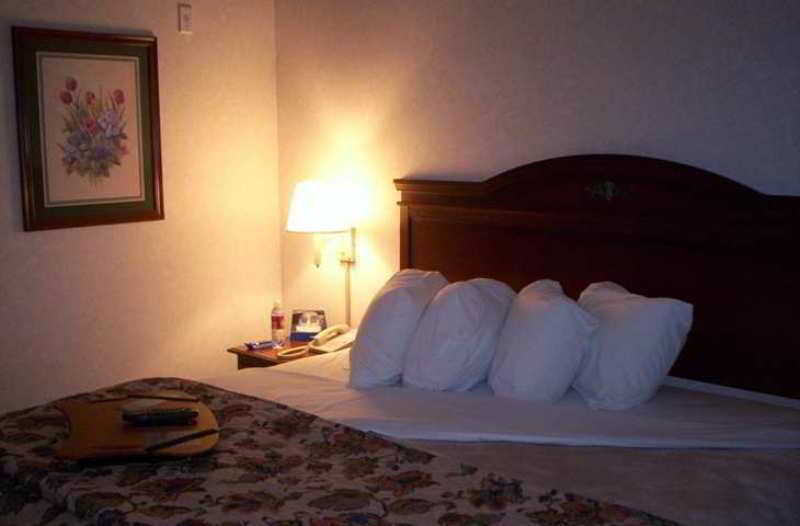 Hampton Inn & Suites Springfield Room photo
